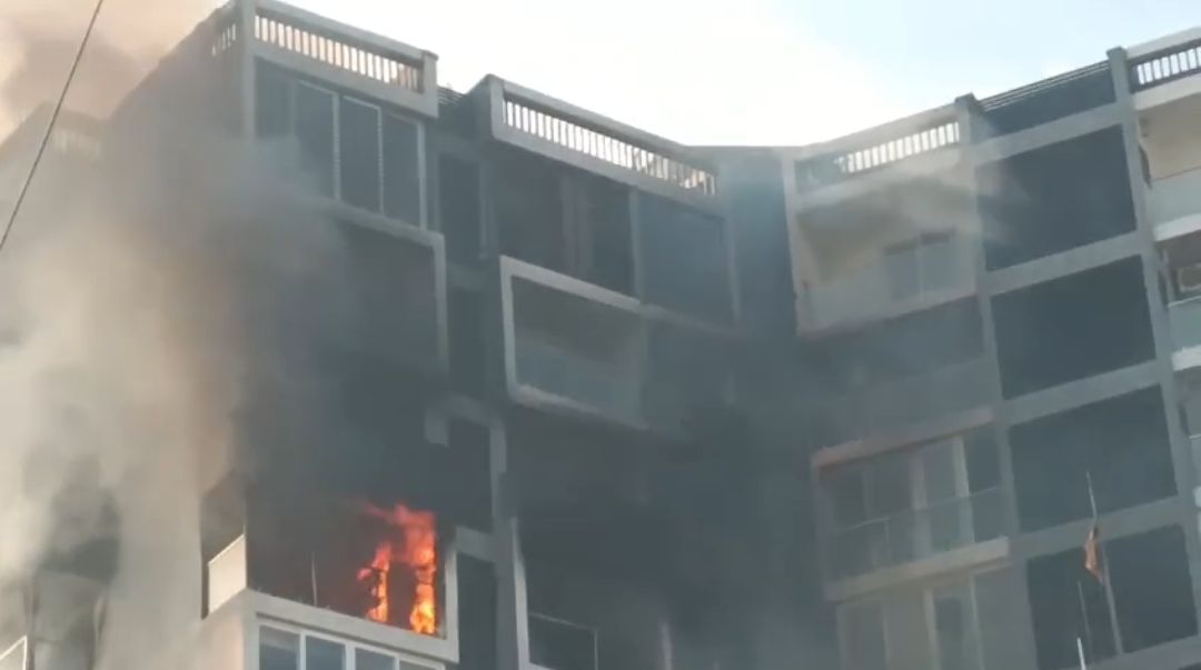 रांची: पुराना अरगोड़ा चौक के पास अपार्टमेंट में लगी भीषण आग, मची अफरा-तफरी