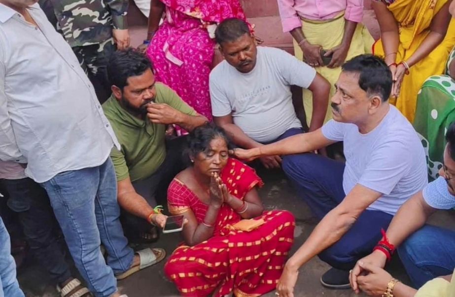  मंत्री सुदीव्य सोनू पीड़ित परिवार से मिलकर दिया मदद का भरोसा