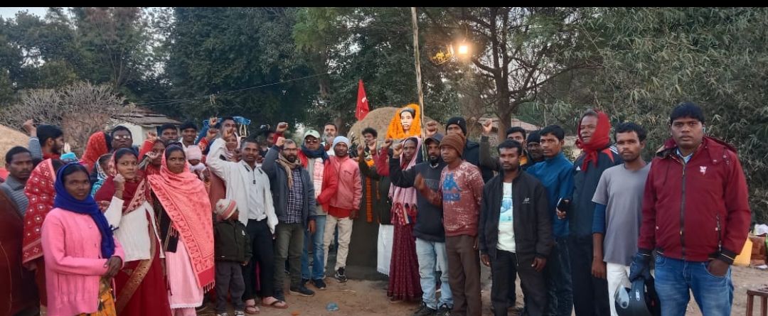 मुरवे मोड़ में भाकपा माले नेता सह झारखंड आंदोलनकारी स्व: महावीर मुंडा की प्रतिमा स्थापित किया गया।