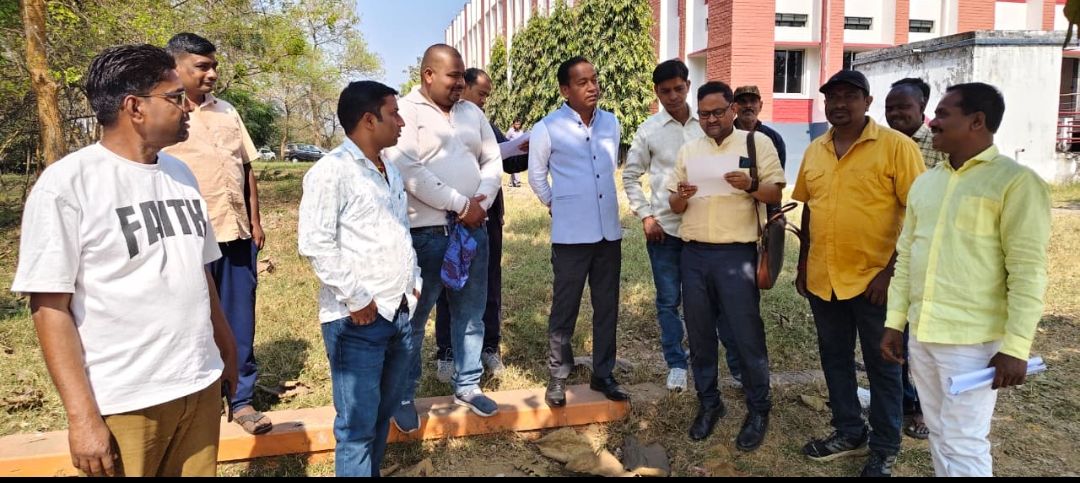 उप स्वास्थ्य केंद्र निर्माण के लिए बाघमारा सीओ ने गैराबाद भूमि का किया निरीक्षण