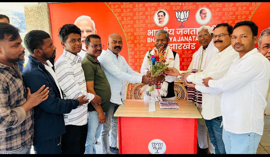 केन्द्रीय सरना समिति का प्रतिनिधिमंडल ने ज्वलंत मुद्दे को लेकर पूर्व मुख्यमंत्री से किये मुलाक़ात