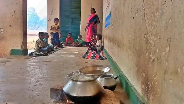 लातेहार: 20 साल से अधूरा आंगनबाड़ी भवन, जर्जर बरामदे में भविष्य गढ़ने को मजबूर मासूम