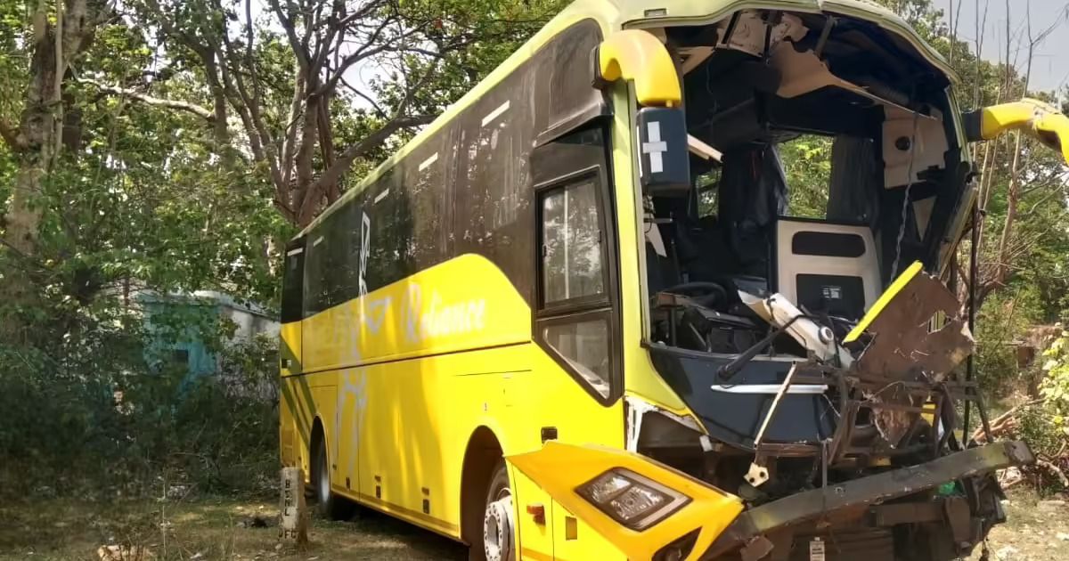 तैमारा घाटी में भीषण सड़क दुर्घटना: अनियंत्रित बस ने ट्रक को पीछे से मारी टक्कर, खलासी की मौत और चालक गंभीर रूप से घायल