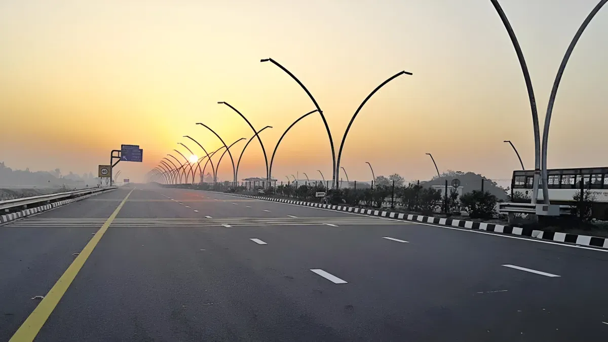 UP Toll Tax Rate: यूपी में एक्सप्रेसवे पर सफर करना महंगा, 85 रुपये तक बढ़ गए टोल के दाम, अब देनी होगी नई कीमत