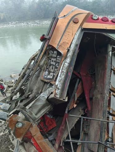 बस दुर्घटना में लगभग 18 लोगों की मौत