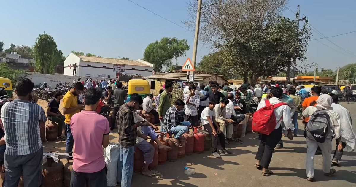 रांची में गहराया रसोई गैस का संकट: चुटिया में सुबह 3 बजे से कतार में खड़े हैं सैकड़ों उपभोक्ता, इंद्रप्रस्थ गैस एजेंसी पर फूटा गुस्सा