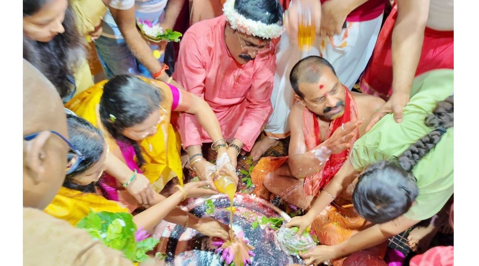 मंत्री योगेंद्र प्रसाद अपने परिजनों के साथ पहुंचे बाबा के दरबार