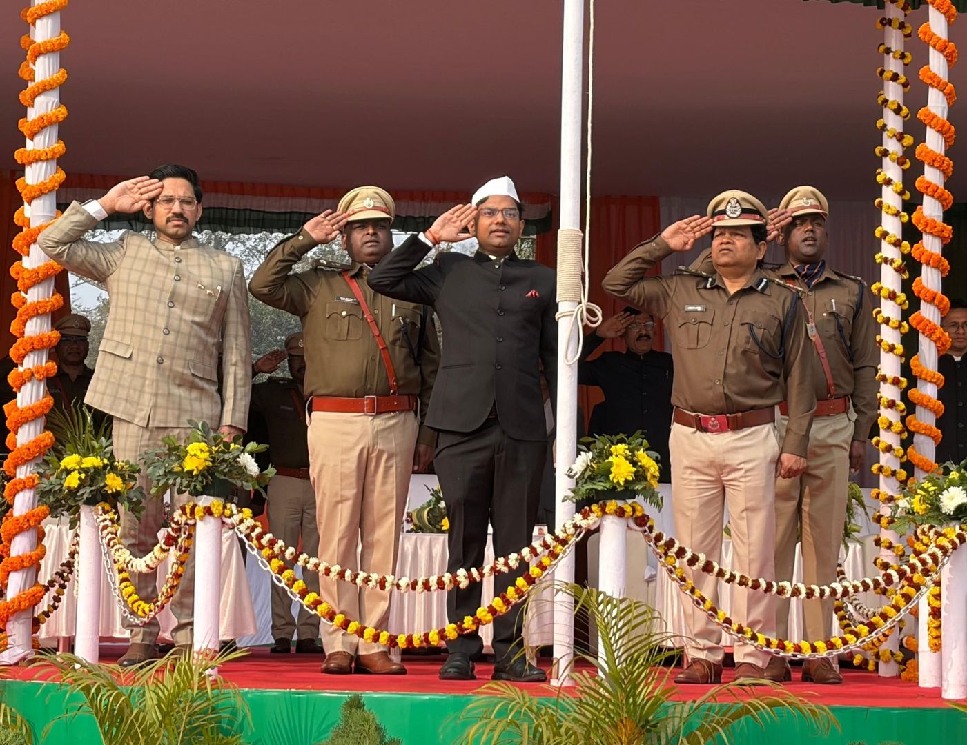 दुमका उपायुक्त ने पुलिस लाइन मैदान में फहराया तिरंगा