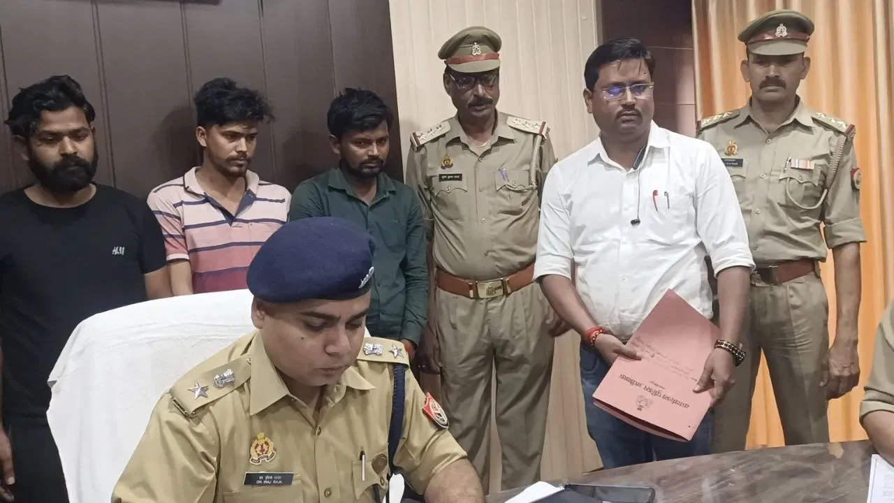 25 राज्य, 75 मुकदमे और… गाजीपुर में पकड़े गए 3 साइबर ठग, 76 करोड़ की कर चुके ठगी