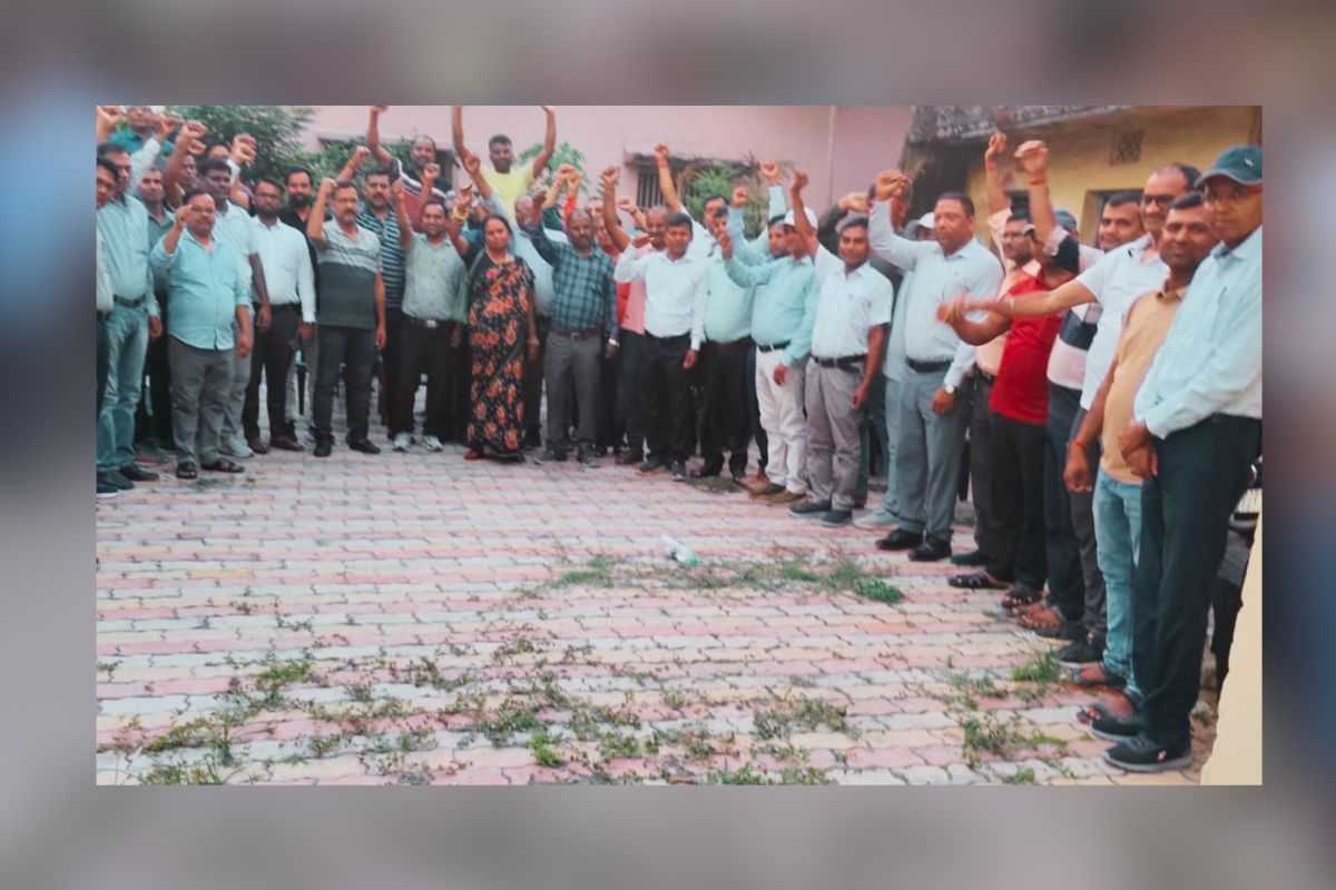 खराब परीक्षा परिणाम पर डीईओ ने माँगा जवाब, शिक्षकों के छूटे पसीना 