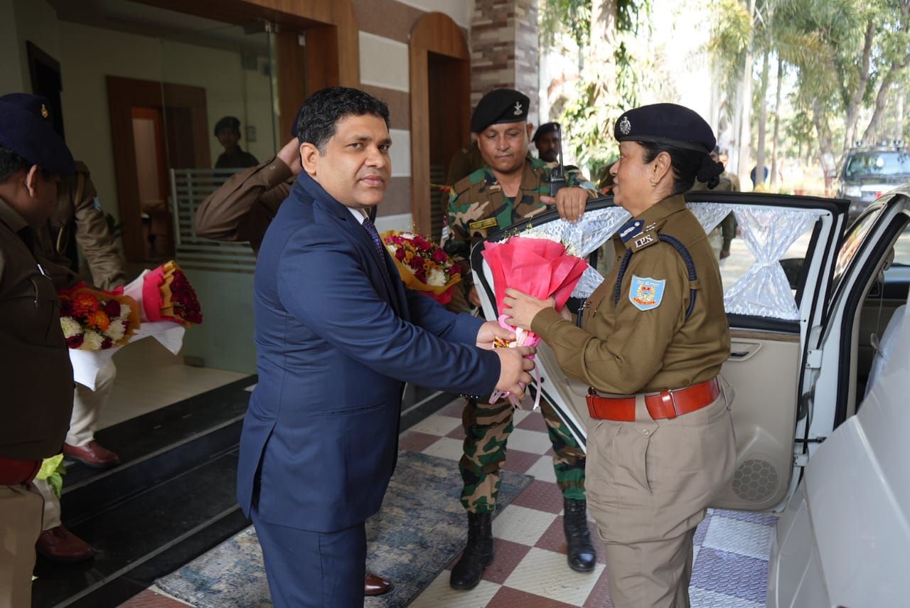 झारखण्ड डीजीपी ने हजारीबाग ओपेन जेल का किया निरिक्षण, सरेंडर नीति के तहत नक्सलियों से सीधी बातचीत