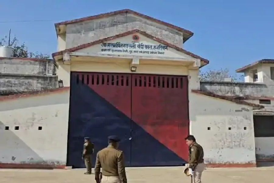 हजारीबाग केंद्रीय कारा से तीन कैदी फरार, पुलिस-प्रशासन की सुरक्षा व्यवस्था पर उठे गंभीर सवाल