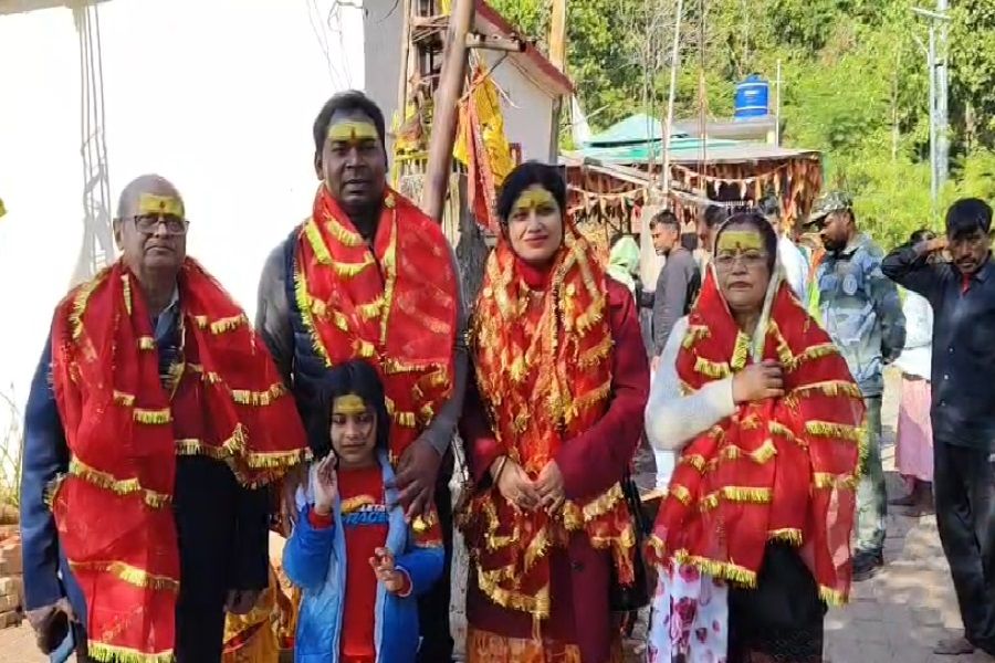 झारखंड के आंजन में हनुमान जन्मस्थली का विकास, रांची डीएफओ श्रीकांत वर्मा ने परिवार संग किए दर्शन