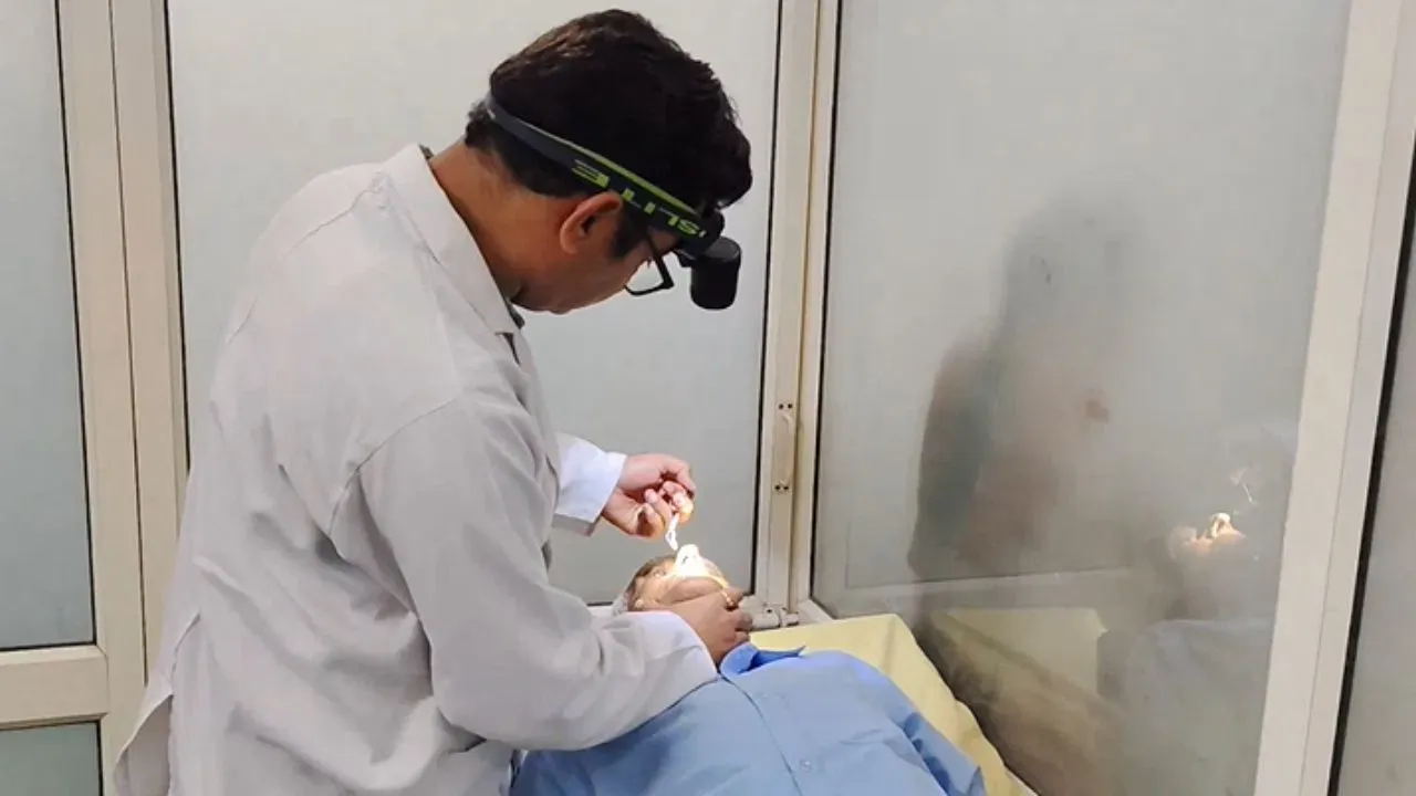 करनाल नागरिक अस्पताल के डॉक्टरों का कमाल: बुजुर्ग की नाक से निकालीं दुर्लभ पथरियां