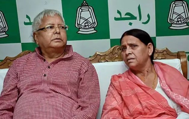 बिहार सरकार ने अपना फैसला बदलते हुए लालू प्रसाद और राबड़ी देवी की सुरक्षा लौटाई