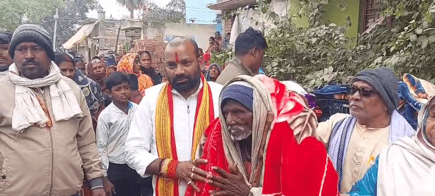 समाजसेवी सकलदेव बिंद ने ठंड में जरूरतमंदों के बीच कंबल का किया वितरण