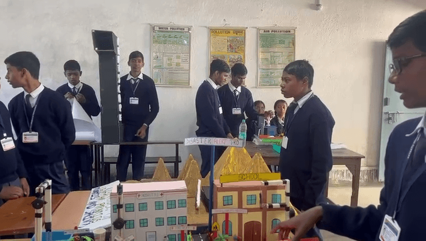 पतरातू स्कूल ऑफ इकोनॉमिक्स में वार्षिक प्रदर्शनी का आयोजन: नन्हे वैज्ञानिकों और कलाकारों ने बिखेरा अपनी प्रतिभा का जलवा