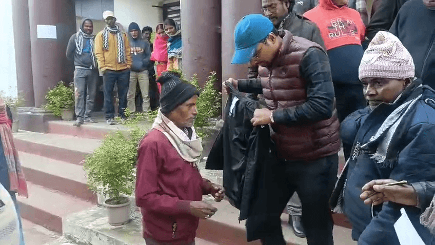 सफाई कर्मियों के बीच जैकेट का वितरण