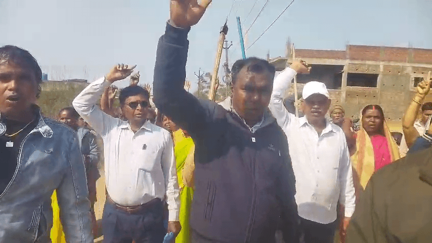 टावर लगाने का ग्रामीण कर रहे विरोध