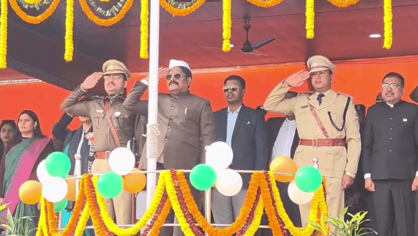 मंत्री योगेंद्र प्रसाद ने तिरंगे को सलामी दी