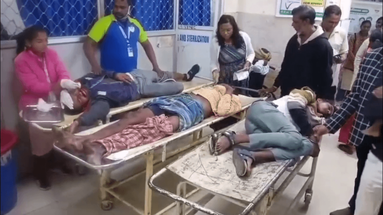 सड़क हादसा - एक की मौत, तेरह घायल