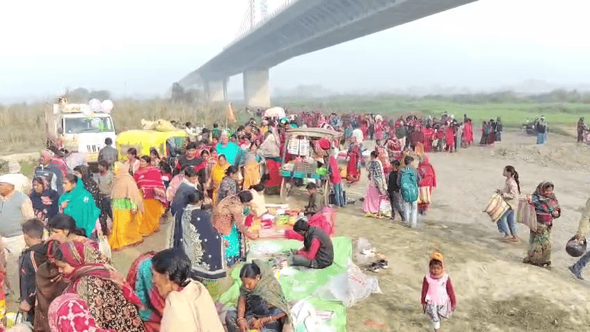 माघी पूर्णिमा पर अगुवानी घाट पर भक्तों की भीड़