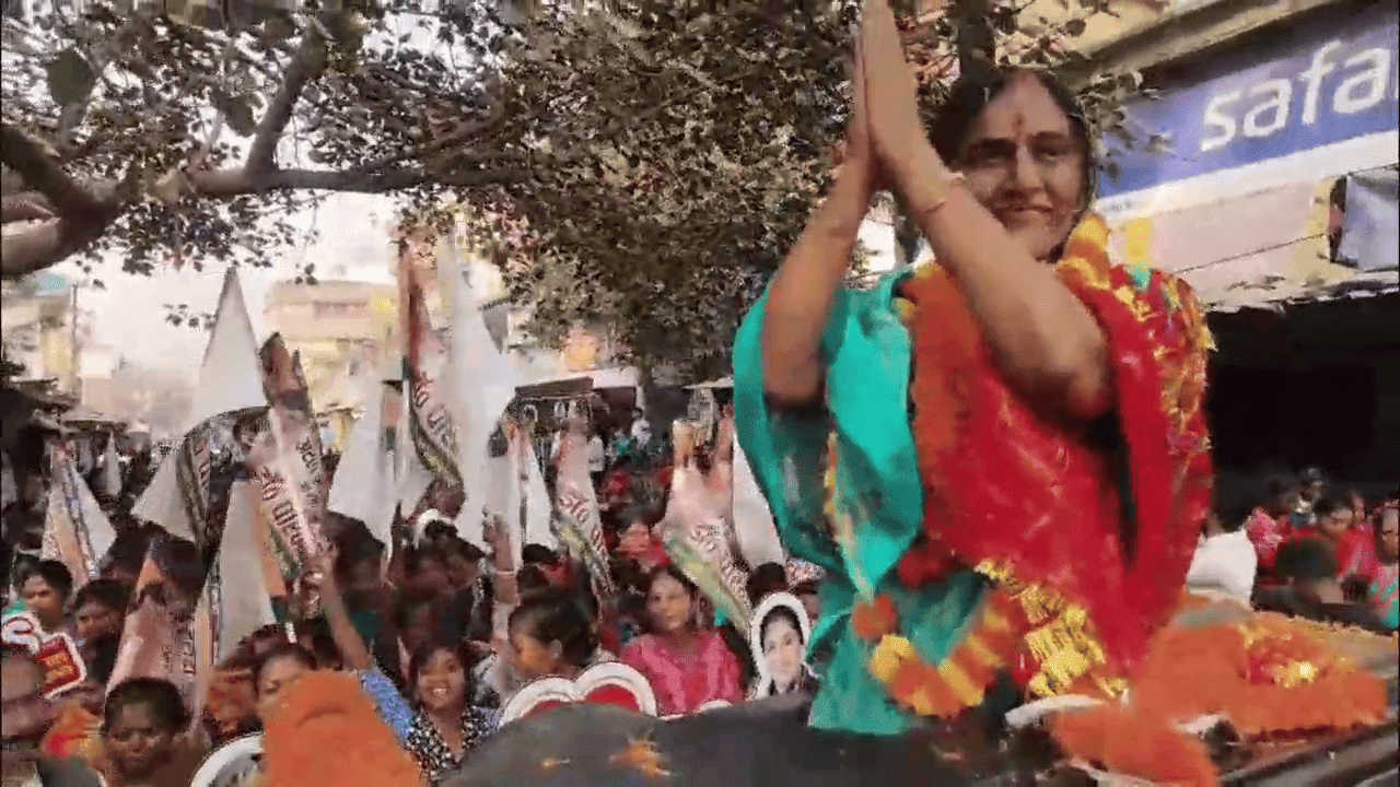 पूर्व मंत्री की बहू ने नामांकन दाखिल किया