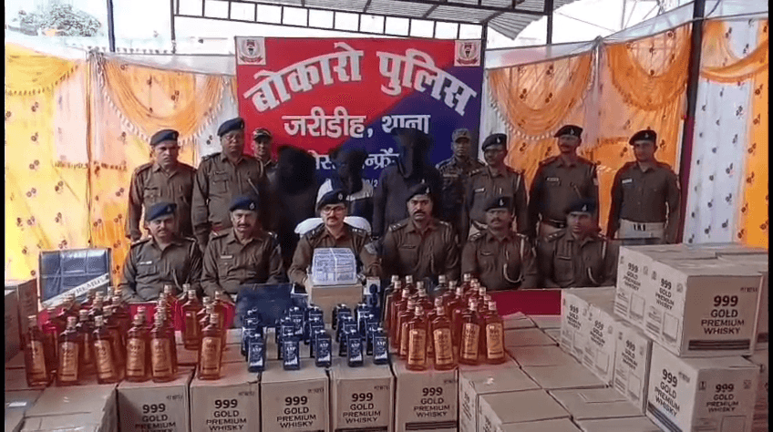 बोकारो पुलिस के अवैध शराब को साथ तीन को किया गिरफ्तार