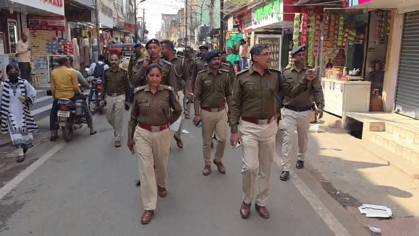 नगर निगम चुनाव को लेकर फ्लैग मार्च निकाला