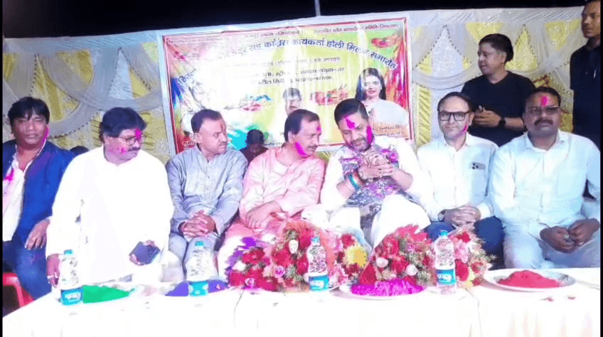 विस्थापित मजदूर सह कांग्रेस कार्यकर्ताओं का होली मिलन