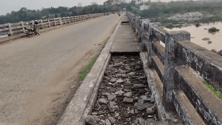 घाटशिला-मूसाबनी पुलिया पर हो रही लगातार लोहे की छड़ की चोरी, पुल की सुरक्षा पर खतरा
