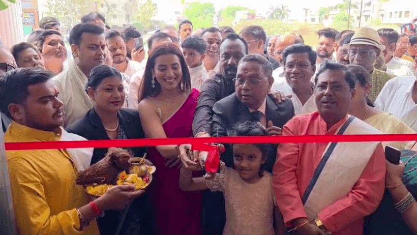 भोजपुरी स्टार अक्षरा सिंह ने होटल क्लार्क इन का किया उद्घाटन