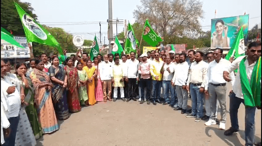 विष्णुगढ़ मामले में भाजपा के खिलाफ जेएमएम का प्रदर्शन