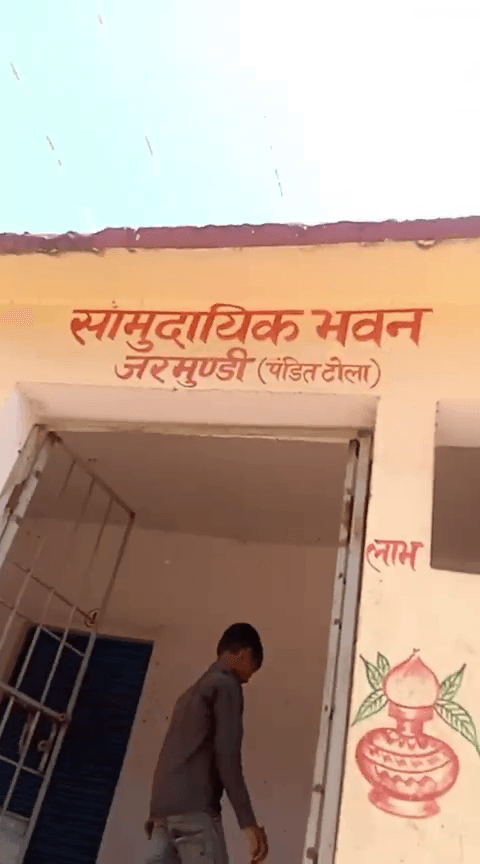 सरकारी भवन पर कब्जा का ग्रमीण कर रहे विरोध