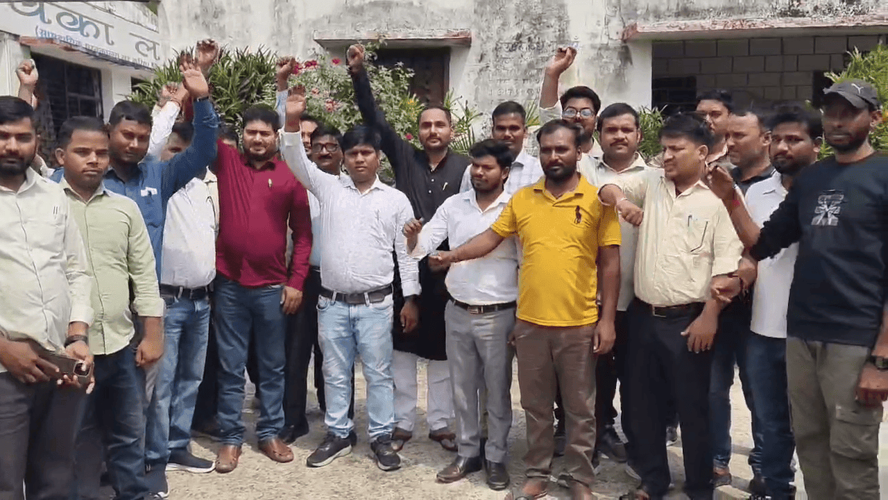 मधेपुरा में पंचायत सचिवों की अनिश्चितकालीन हड़ताल