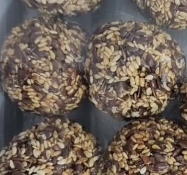 संजय सिंह की बनाई मिठाई को पसंद कर रहे लोग