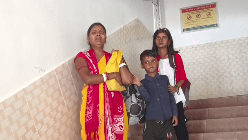 पति की प्रताड़ना से तंग महिला न्याय के दर दर भटक रही 