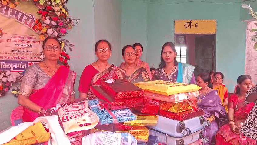 प्रभारी प्रधानाध्यापिका के सेवानिवृत्त होने पर विदाई-सह-सम्मान समारोह का आयोजन