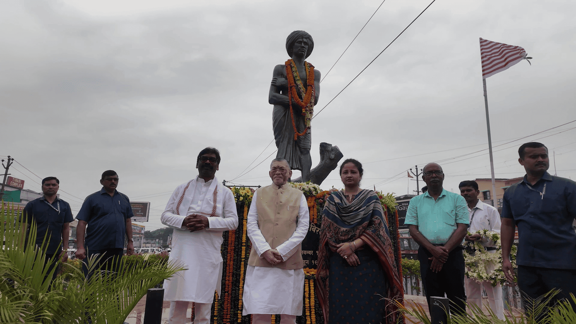 बिरसा मुंडा की शहादत दिवस पर राज्यपाल और मुख्यमंत्री ने अर्पित की श्रद्धांजलि