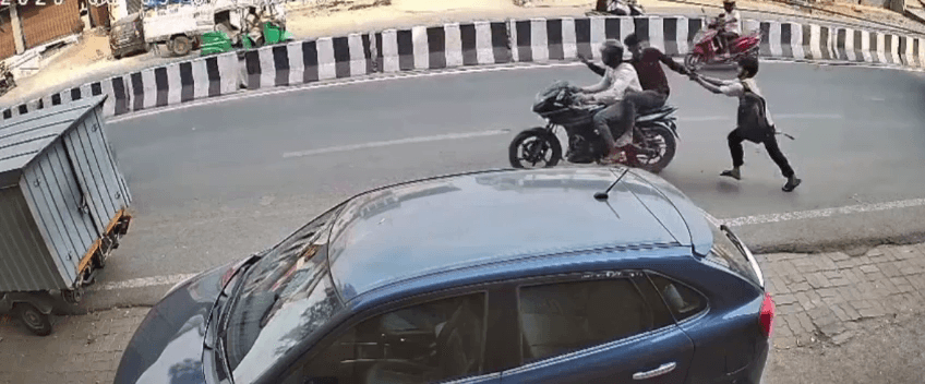 हरमू रोड में राह चलते युवक से बाइक सवार युवकों ने छीना मोबाइल