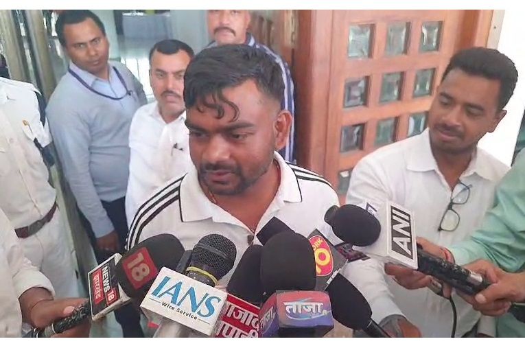 विधायक जयराम महतो विधानसभा पहुंचे और अपने मताधिकार का प्रयोग किया