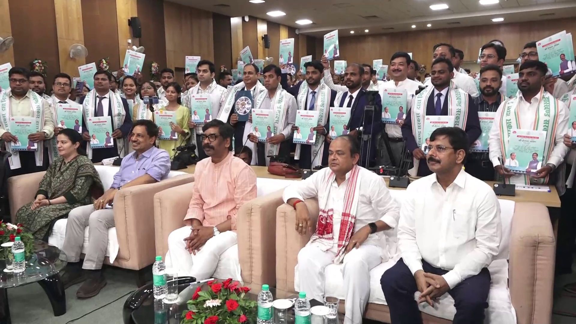सीएम हेमंत सोरेन ने 262 नए कर्मियों को नियुक्ति पत्र सौंपा