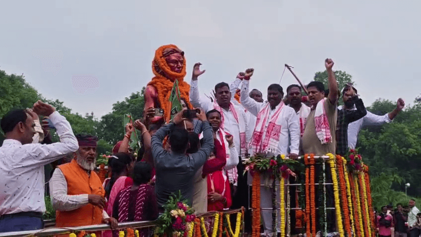 झारखंड के पूर्व मुख्यमंत्री अर्जुन मुंडा ने सिद्धों कान्हु के प्रतिमा पर माल्यार्पण किया