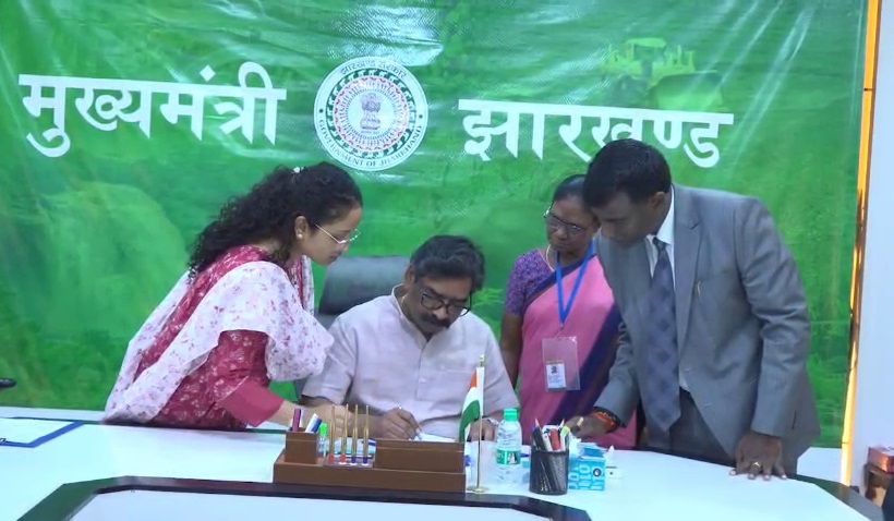 एसआईआर अभियान के तहत मुख्यमंत्री हेमन्त सोरेन ने भरा एन्यूमरेशन प्रपत्र