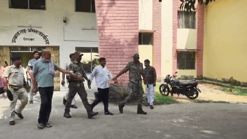 बोकारो में एसीबी ने 8 हजार घूस लेते प्रधान सहायक को किया गिरफ्तार