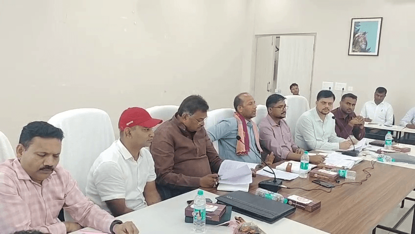 नगर निगम की बैठक में शामिल हुए सांसद मनीष जायसवाल