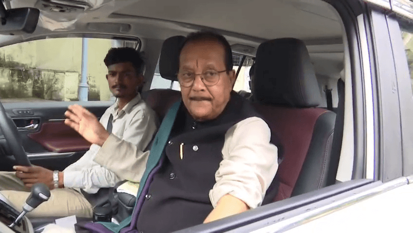 सरकारी वाहन छोड़ने की चर्चाओं पर वित्त मंत्री ने तोड़ी चुप्पी