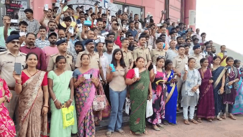 खोए और चोरी हुए मोबाइल फोन को उनके वास्तविक मालिकों को वापस सौंपा गया