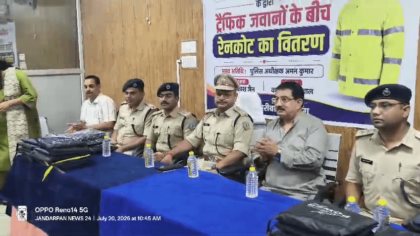 ट्रैफिक पुलिस जवानों के बीच रेनकोट का वितरण