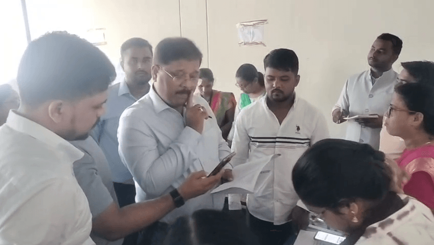 हजारीबाग में पदाधिकारियों ने विभिन्न बूथों का निरीक्षण किया